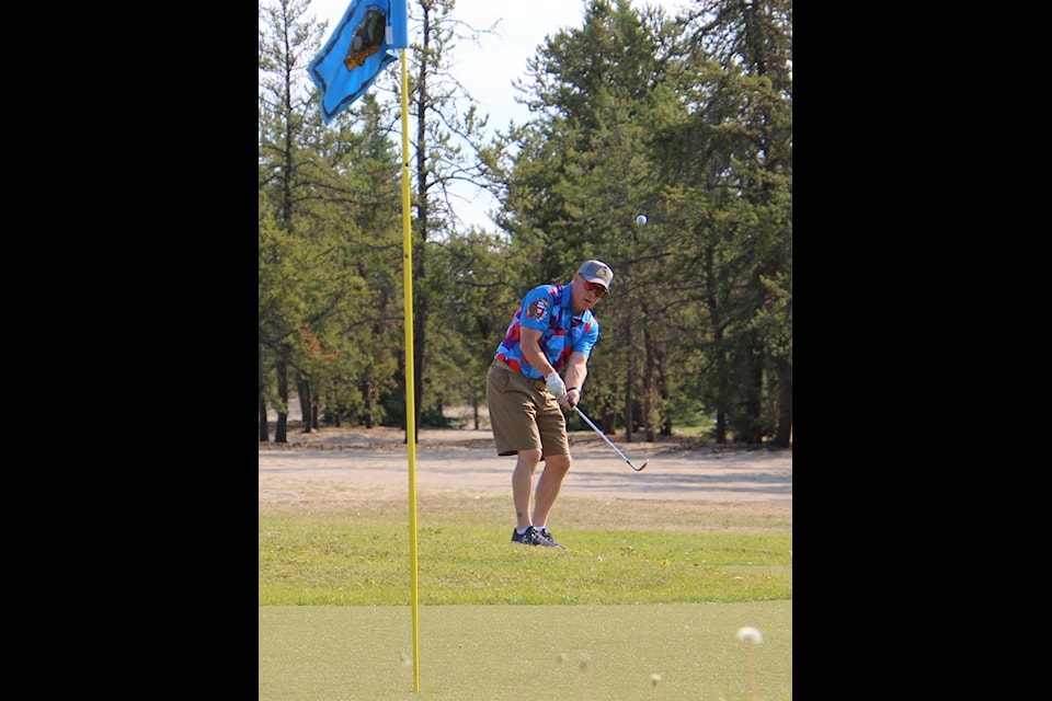 Randy Caines pitches onto the green. Jill Westerman/ϳԹ photo 
