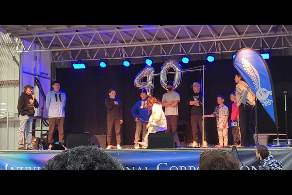 Youth demonstrate traditional Inuvialuit ӯv3 Games.