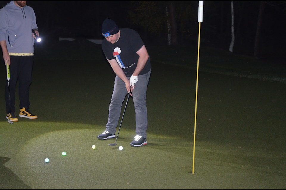 Garrett Hinchey tries his luck with the putter at the 18th. James McCarthy/NNSL photo
