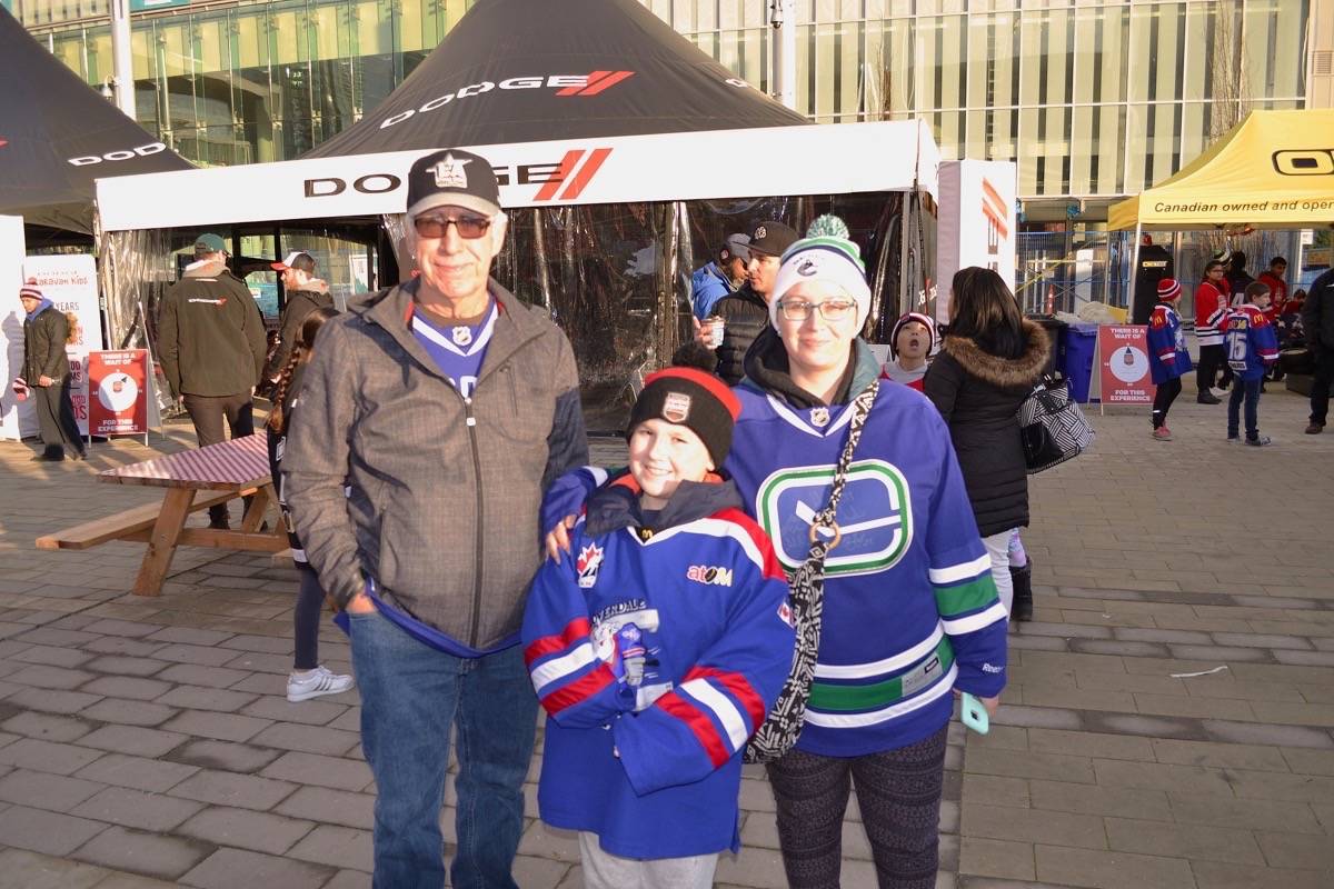 9744361_web1_171211-SNW-M-HometownHockey2