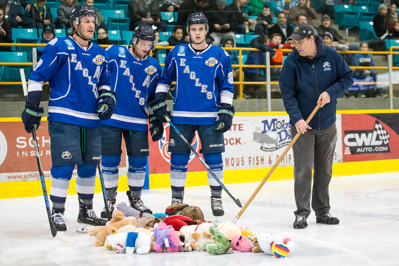 9845823_web1_Eagles-TeddyToss2