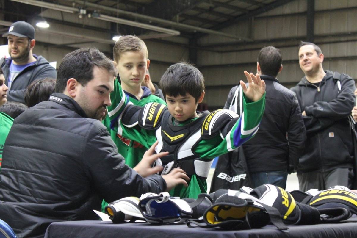 10413216_web1_180130-SNW-M-KidtryinggearFirstShiftHockey