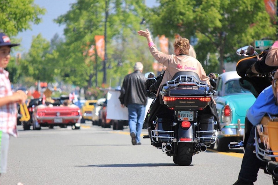 11721832_web1_180509-CLR-CLRODEO-RodeoParade_1