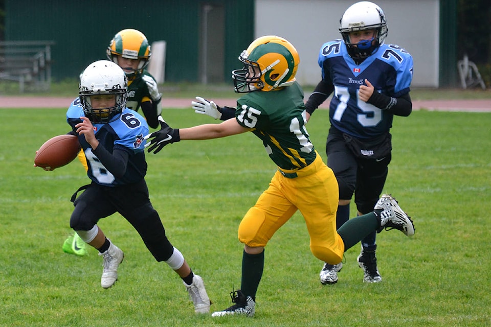 13615700_web1_football2