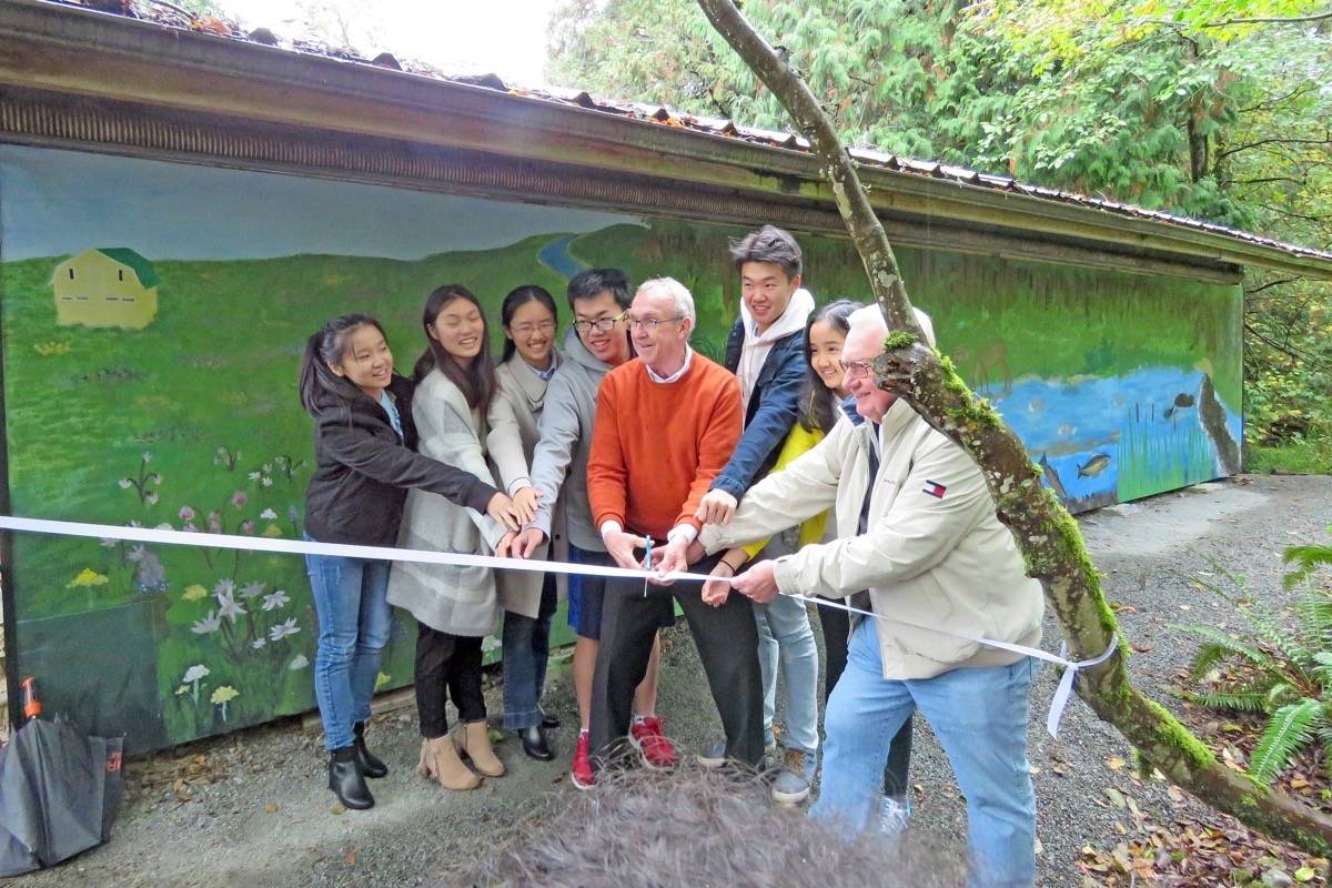 13928792_web1_181011-PAN-M-nature-mural-ribbon-cutting