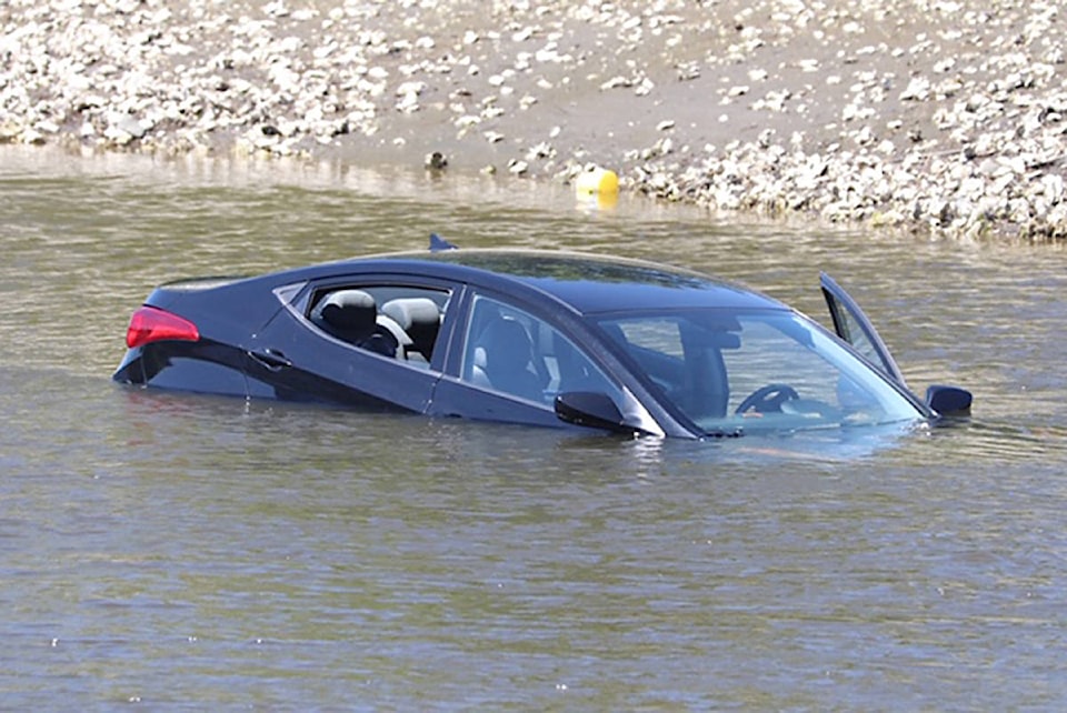 16735923_web1_car-submerged-mackichan