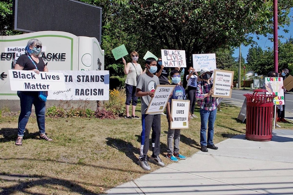 22248943_web1_200728-NDR-M-On-the-corner-North-Delta-protest-July-25-2020