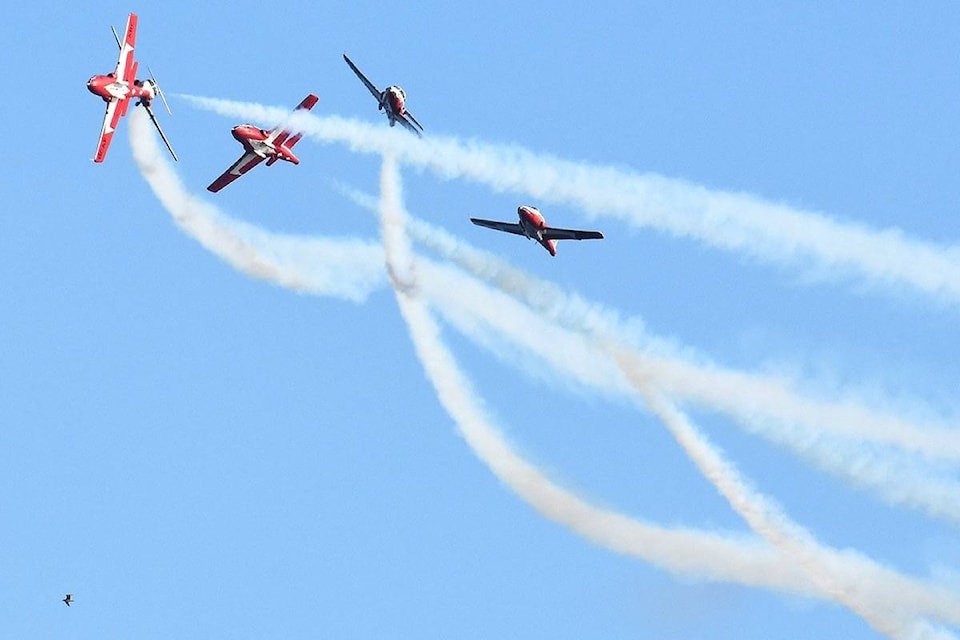 23568860_web1_170817-PAN-M-Snowbirds-01A-LolaPeverley-w2