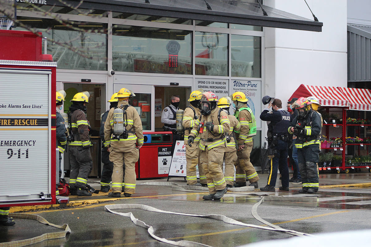 24080732_web1_210130-MCR-fire-Canadian-Tire-fire_3