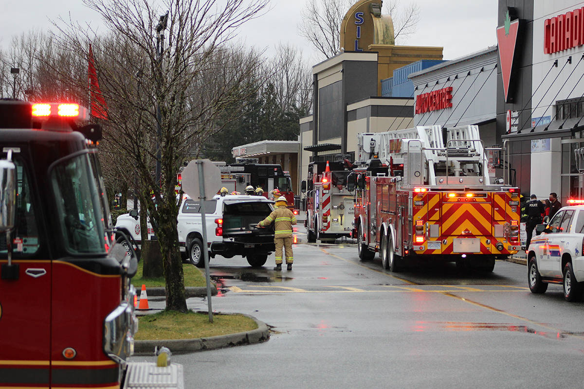 24080732_web1_210130-MCR-fire-Canadian-Tire-fire_4