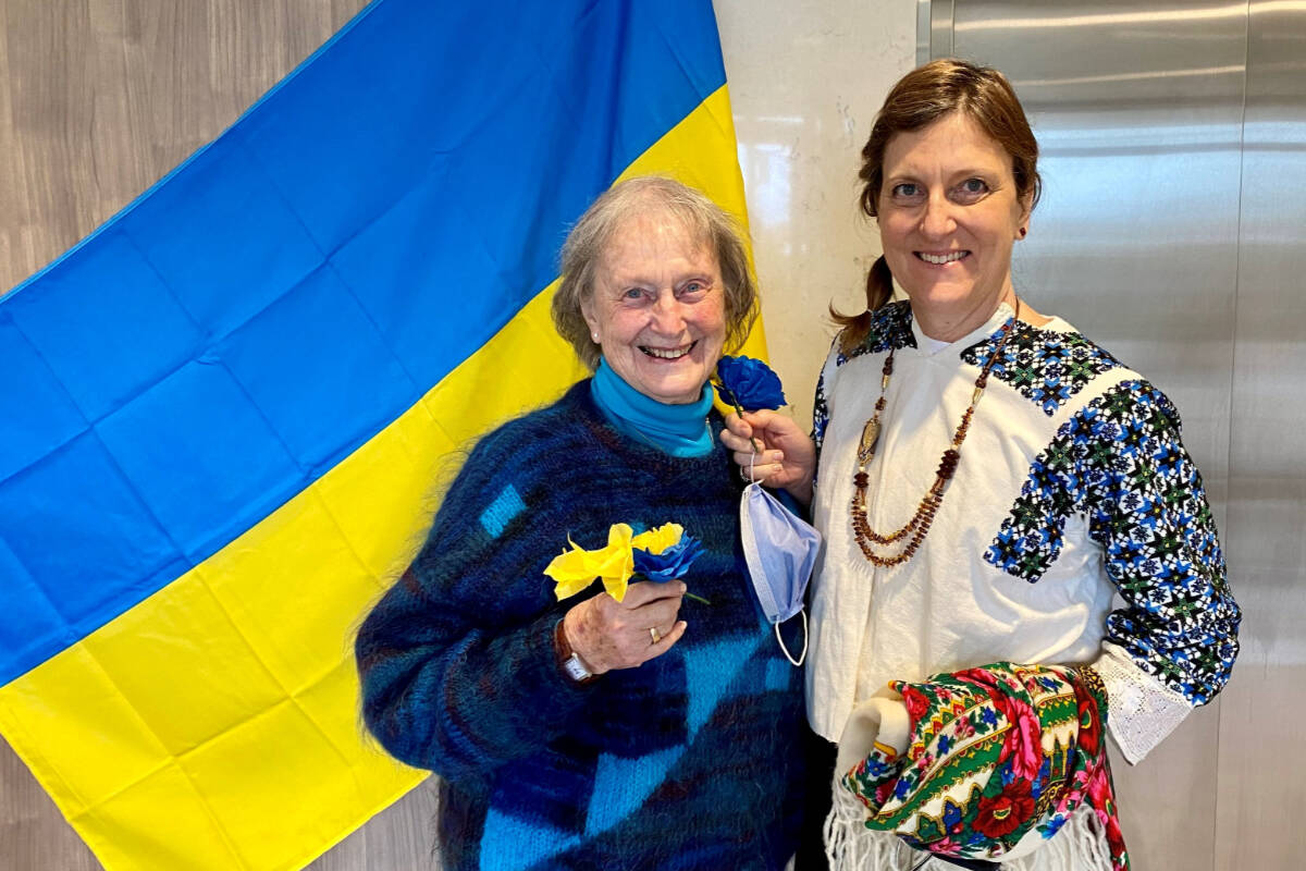 28562834_web1_220331-SUL-UkraineFundraiserSeniors-Church_1