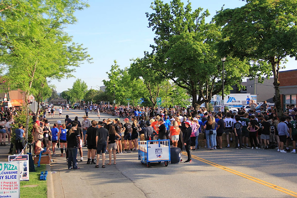 A large number of people attend the 2023 Cloverdale Bed Races on May 18. (Photo: Malin Jordan)