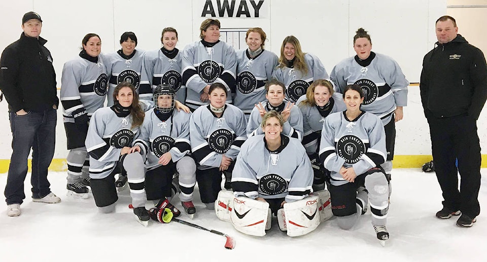 14645492_web1_womenshockey1b