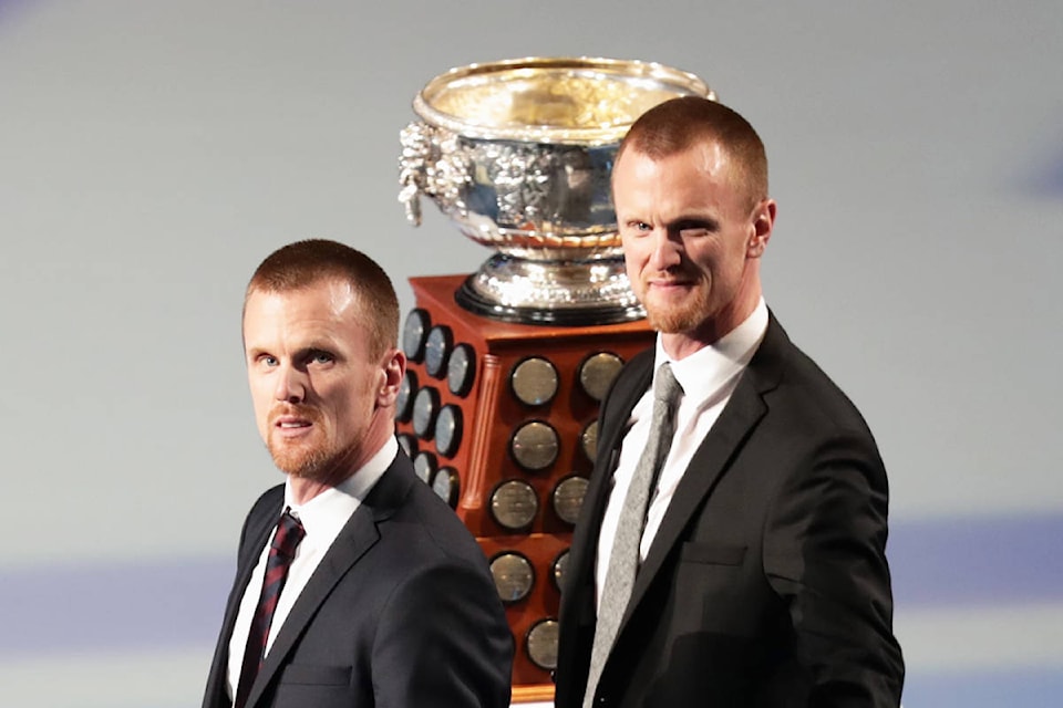 20544422_web1_200212-IFD-Blackhawks-Canucks-sedins_2