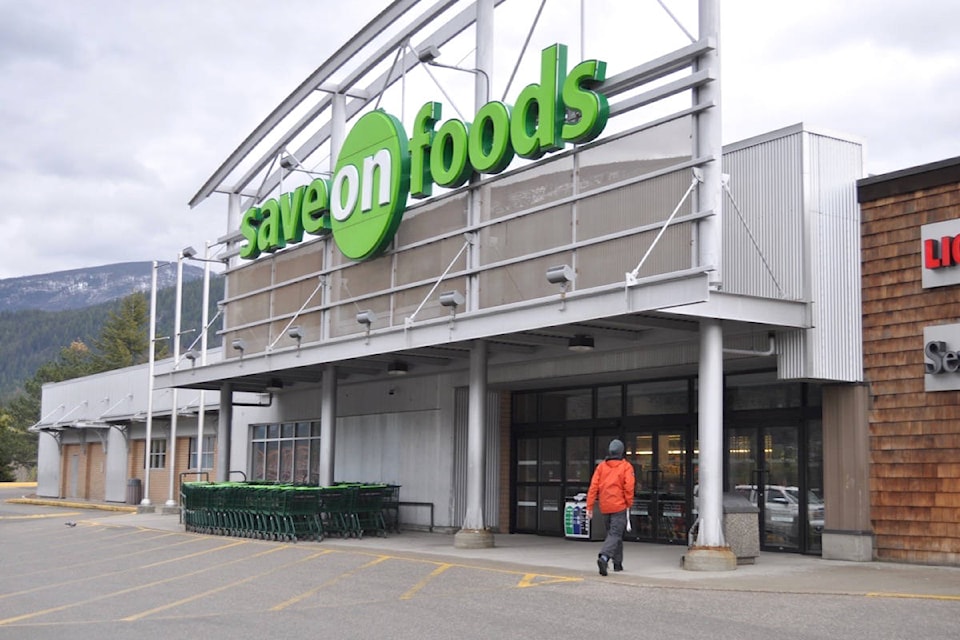 21664831_web1_200430-KWS-GroceryEmployees_2