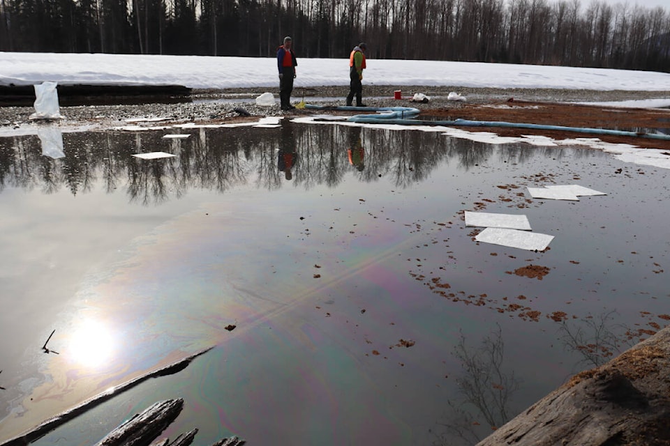 32164708_web1_230323-NSE-Oil-Spill-On-River-pics_3
