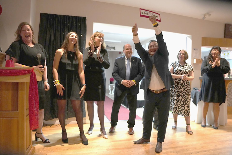 34034300_web1_231005-NSE-Hospital-Gala-people_2