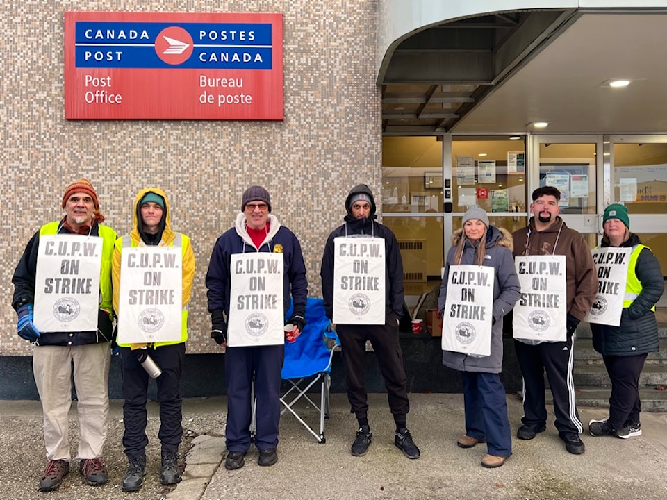 241115-postal-workers-strike