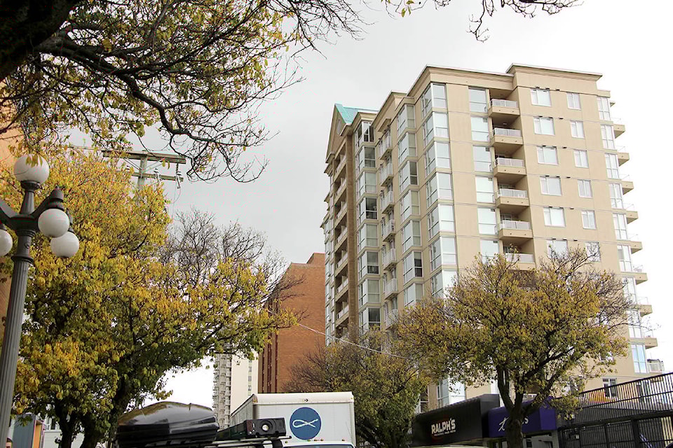 11977748_web1_171027-VNE-ShortTermRentalsDTCondo02