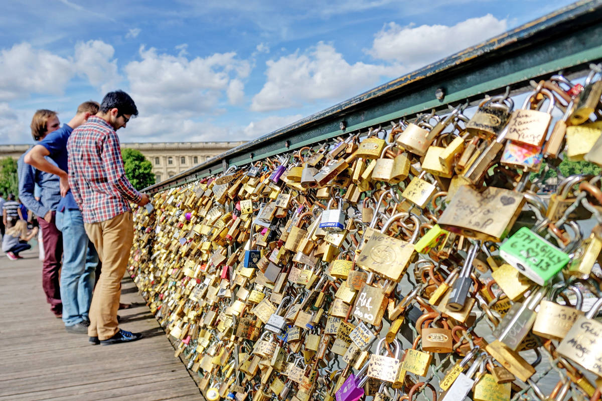 12858100_web1_PRINT.love.locks.paris.wikepedia