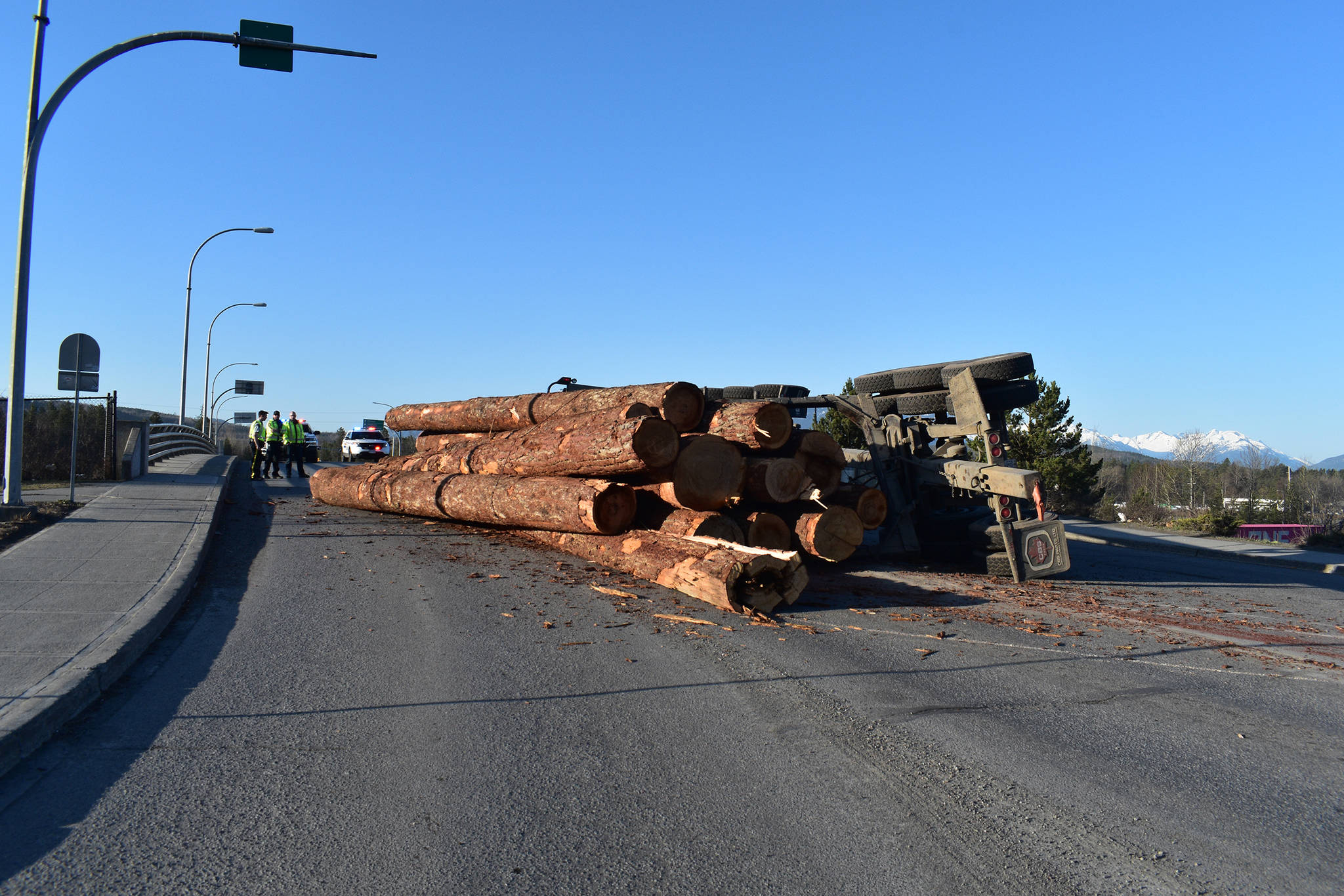 16203810_web1_TST-logging-truck-sande-overpass_4