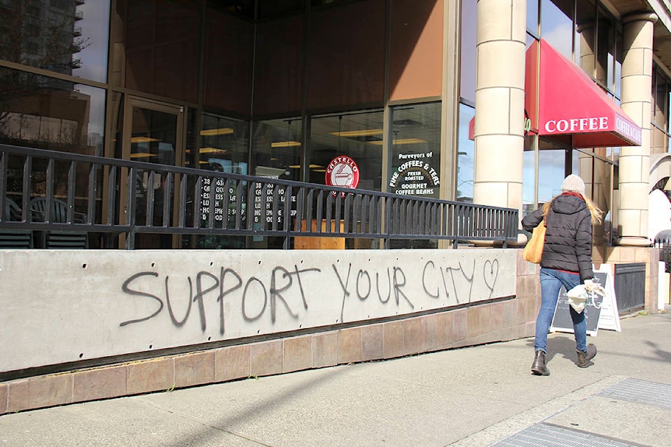 “Support your city” reads a piece of graffiti outside the Ministry of Finance office. (Jane Skrypnek/News Staff)