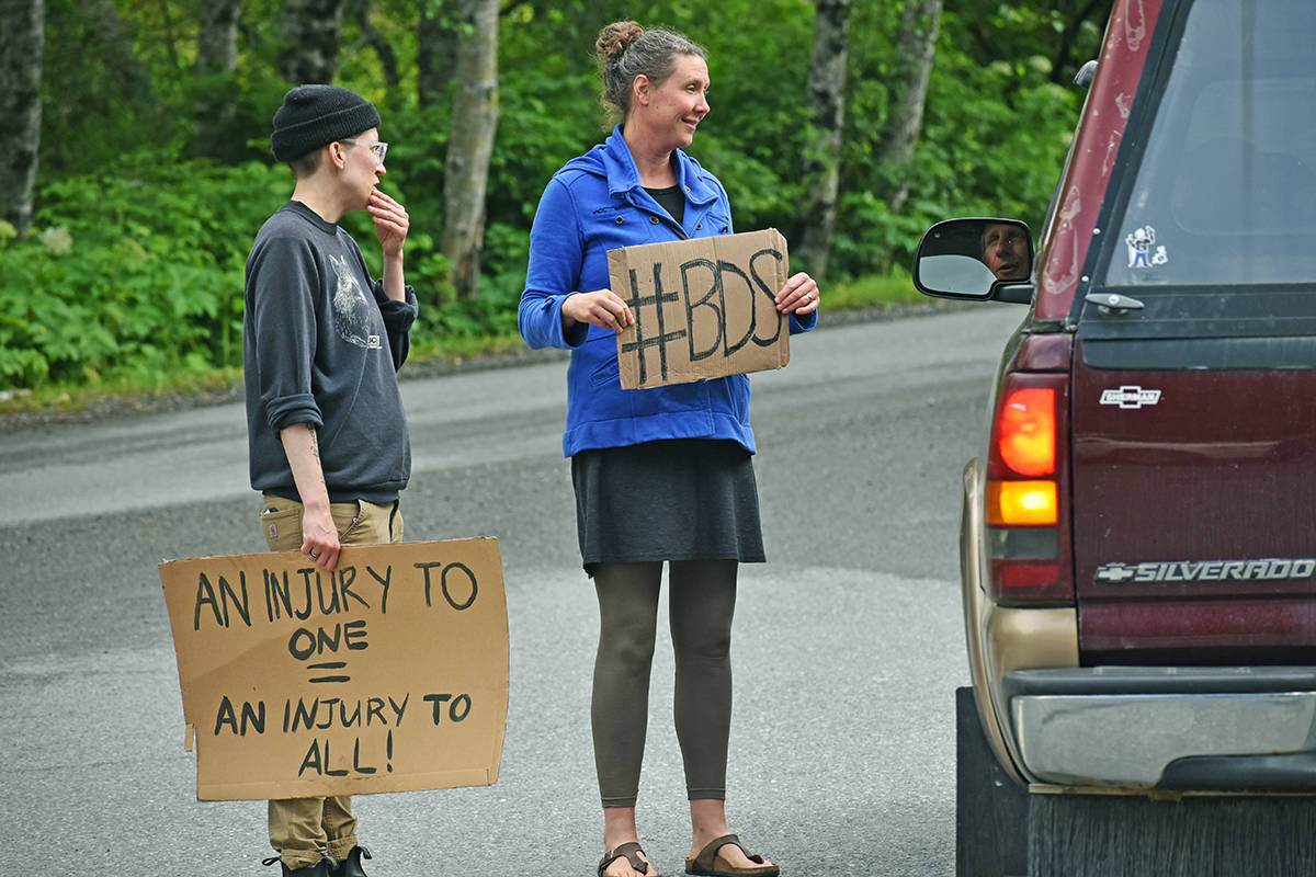 25517659_web1_210624-PRU-Block-the-boat-pickets-Volans-pickets_3