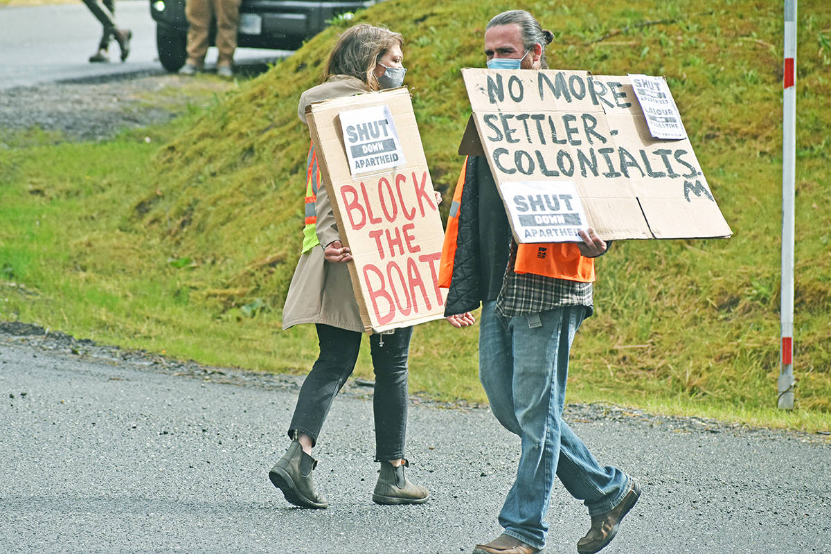 25517659_web1_210624-PRU-Block-the-boat-pickets-Volans-pickets_4