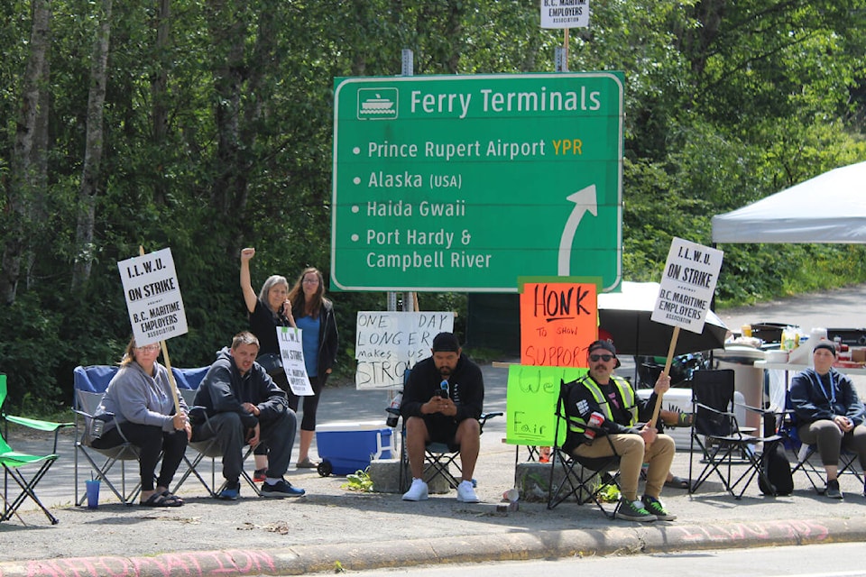 33226054_web1_230713-PRU-ILWU-strike-local-picket-line_1