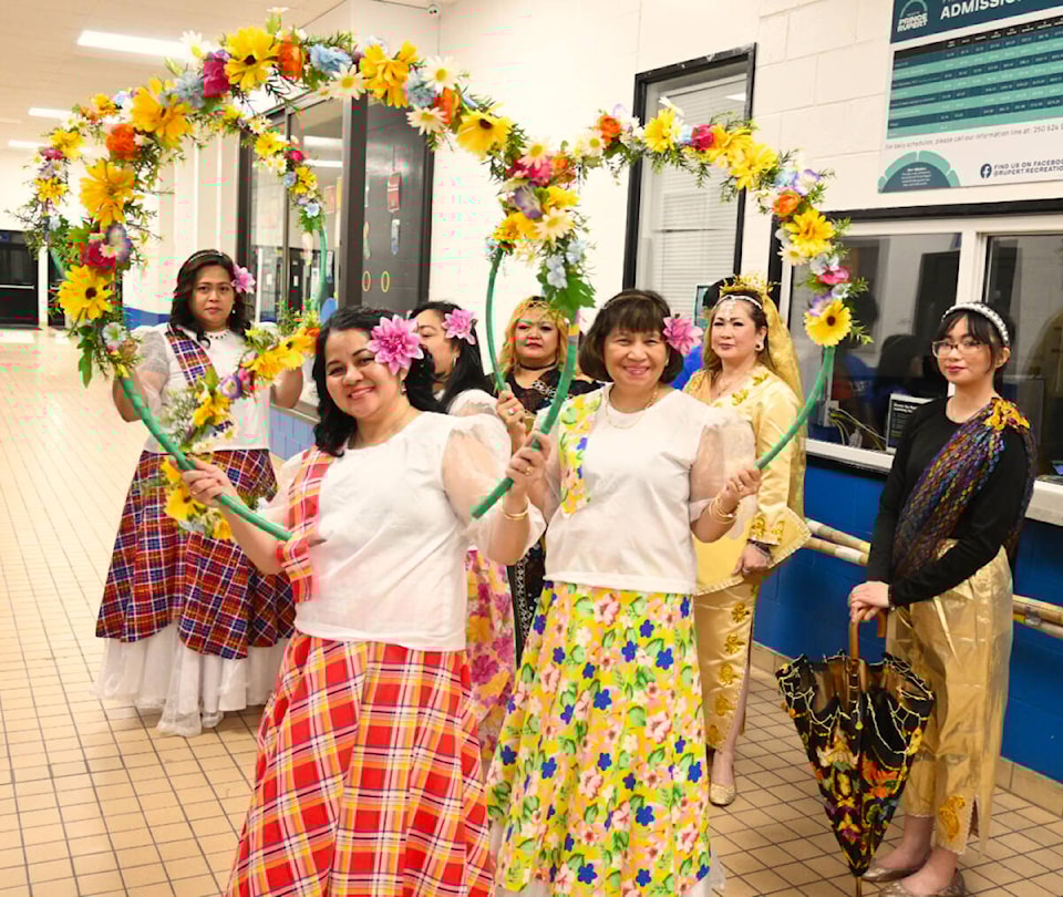 33967510_web1_230928-PRU-Filipino-Fest-Filipino_2