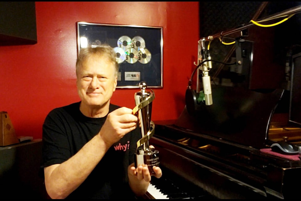 Frank Ludwig with his Canadian Music Hall of Fame statuette at the piano. (Photo by Frank Ludwig)