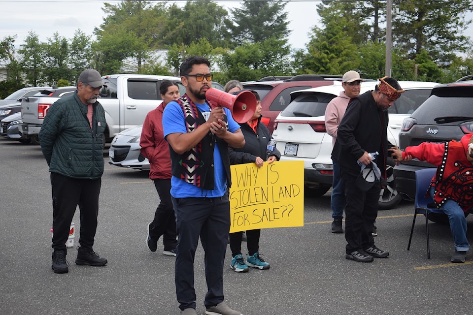 GNN elected chief Leslie Walkus speaks to the crowd. (Tyson Whitney photo)