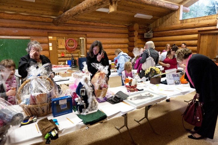 11594porthardyC-roberts-auction-crowd-jr-45