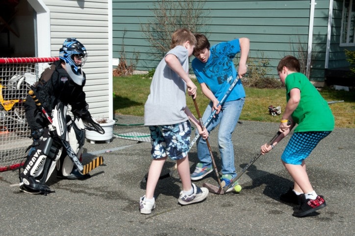 56837porthardyC-PM-ball-hockey-scrum-jr-13