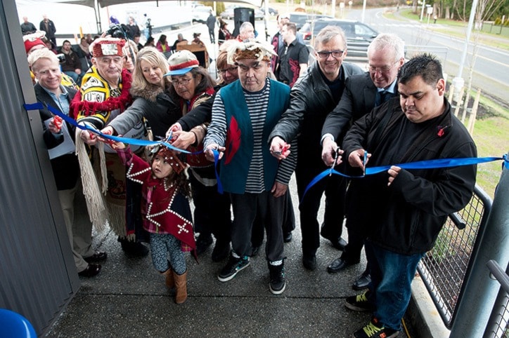 81010porthardyNIL-ph-clinic-ribbon-cut-05