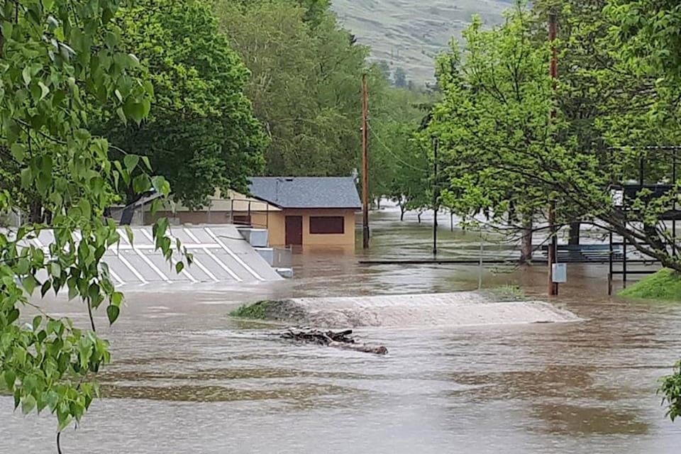 11863951_web1_180513-BPD-M-grand-forks-flooding-2