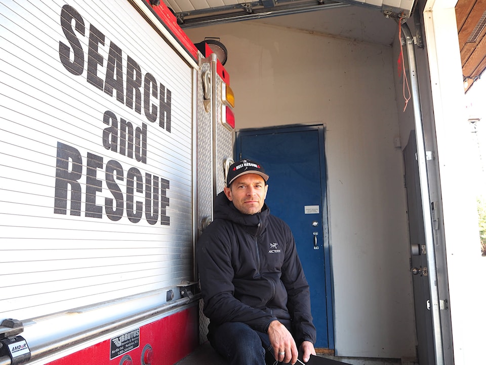 15848617_web1_Fernie-Search-and-Rescue-Simon-Piney-serious