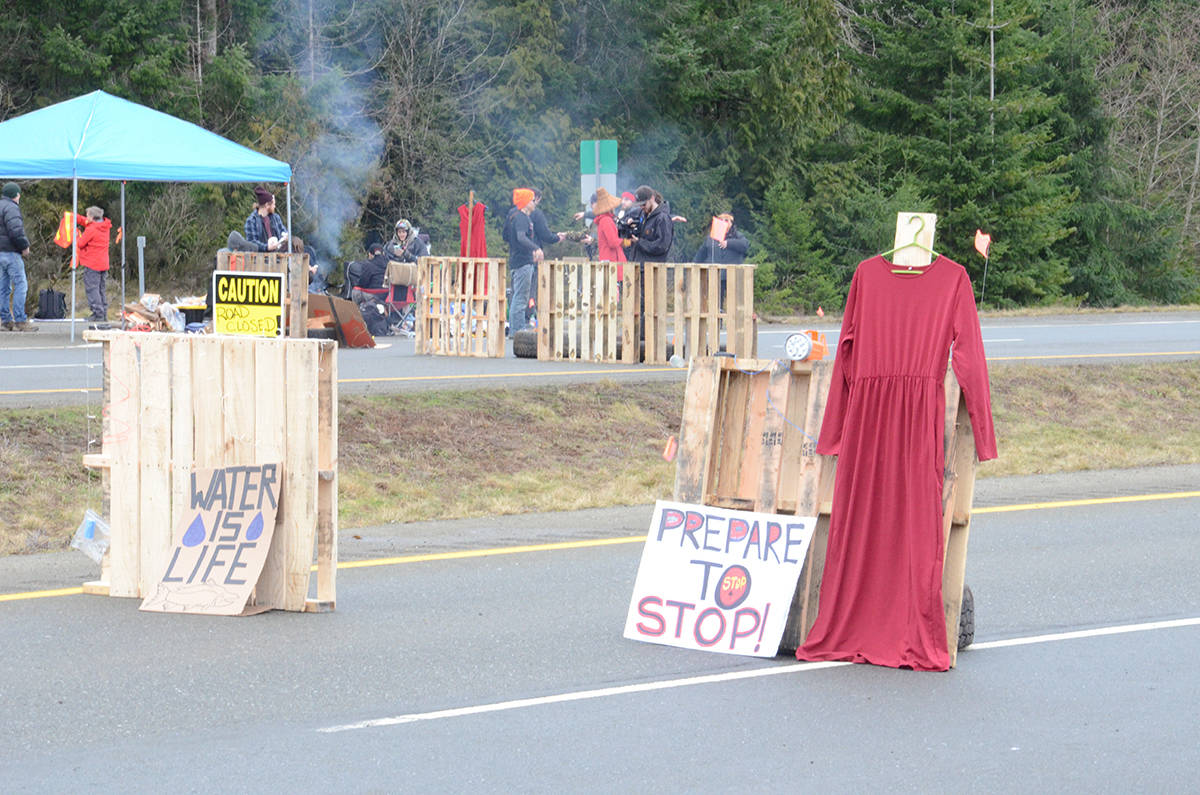 20497560_web1_200213-CVR-Hwy-protest4