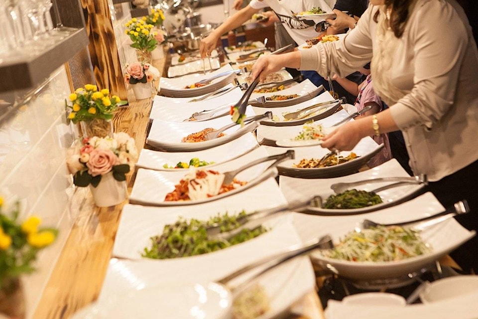 21579338_web1_buffet-pixabay