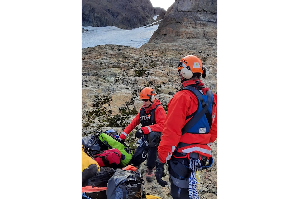 Vancouver Island SAR teams join forces to extract injured mountaineers from  a glacier - North Island Gazette