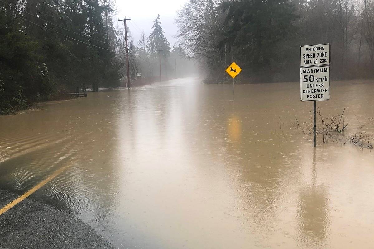 23804970_web1_210106-PQN-Flooding-In-Parksville-flooding_6