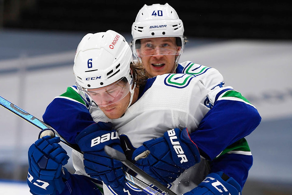 23917600_web1_2101013-IFD-Canucks-Oilers-gamer-boeser_1