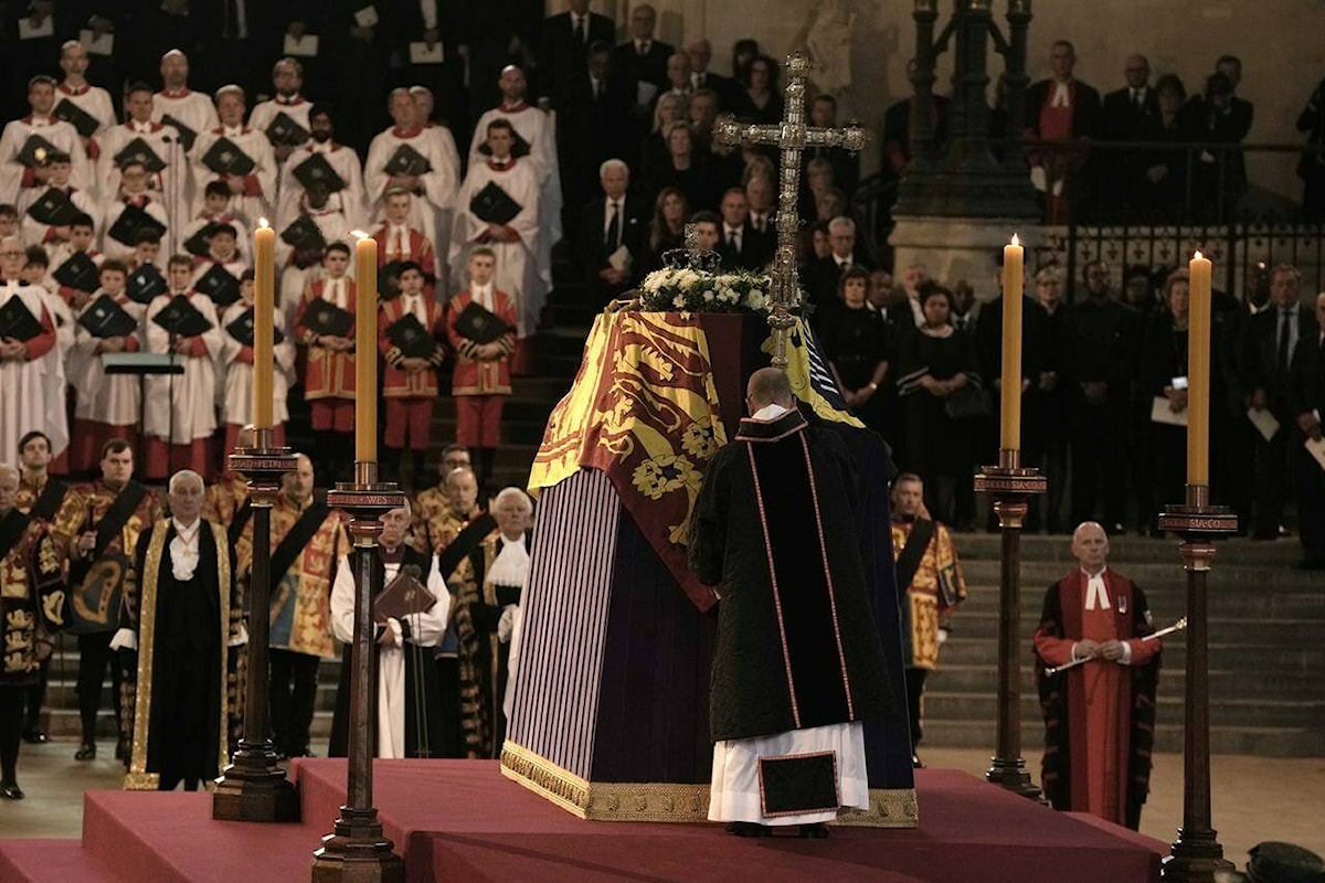 Former PMs, Canadian celebrities to attend queen's funeral in London -  North Island Gazette
