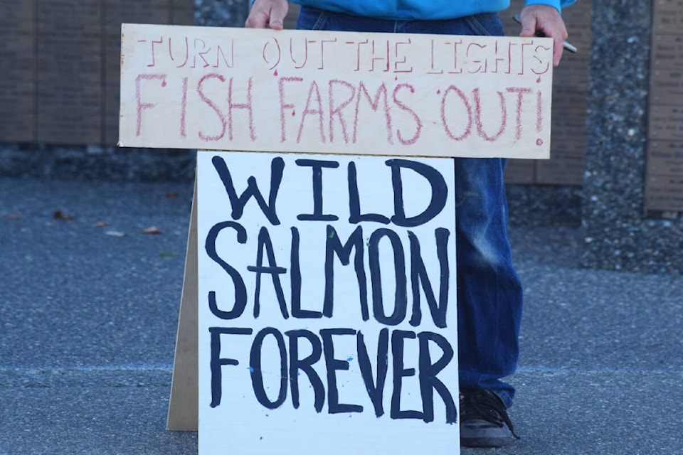 30690459_web1_20221013-CRM-FishFarmsConsultation-Protestsigns_1