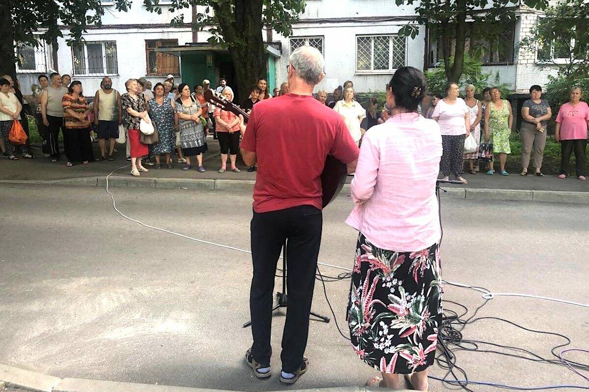 Peter Bernik and his sister Mary Martz sing to Ukrainians to raise their spirits. (Chad Martz)