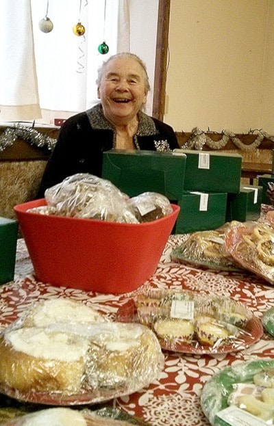 43581barriereSeniorbakingtableatFarmersMarketlatenight