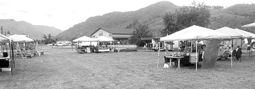 86980barriereFarmersMarketinrain