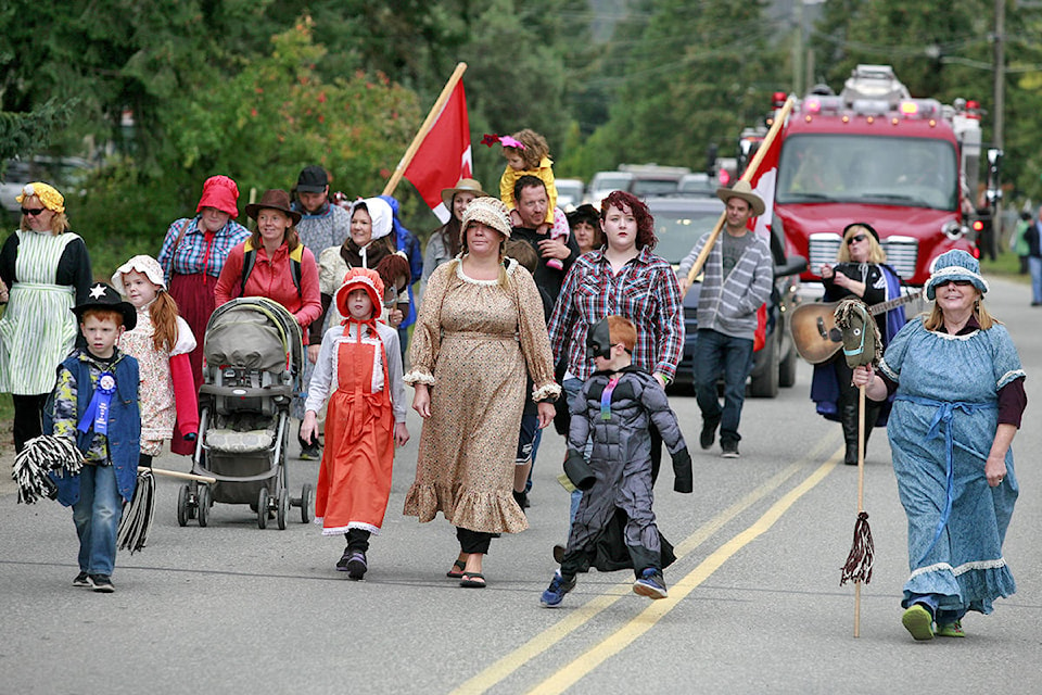 8344950_web1_FF-Family-Parade-group