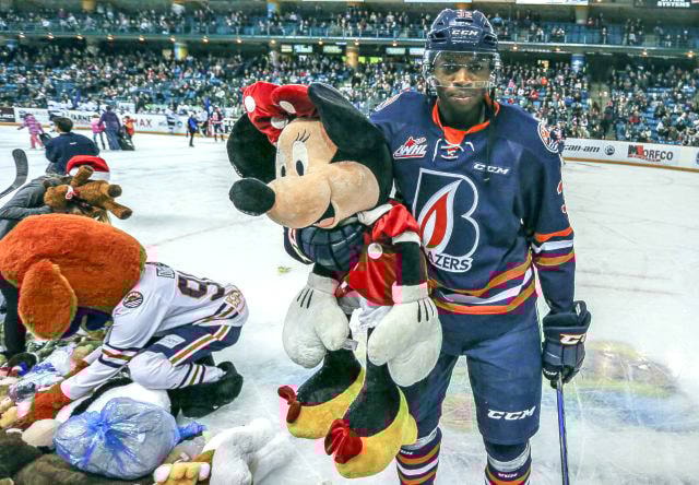 9683562_web1_1-Jermaine-Loewen-with-Minnie-Mouse_3076-1-640x444
