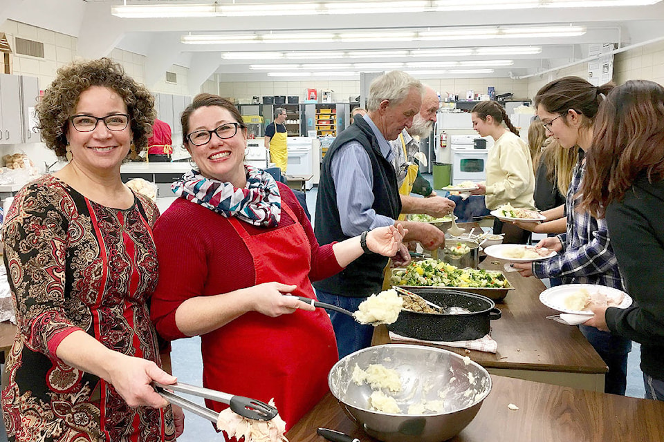 9910858_web1_BSS-Xmas-Lunch-171213Alison-SidowRhonda-KershawBillKershaw-serve-students